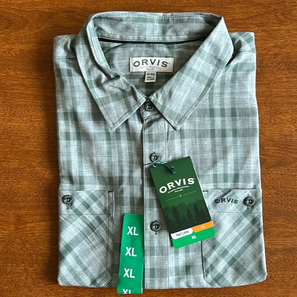 Orvis Short Sleeve Tech Shirt with front button pockets, size XL